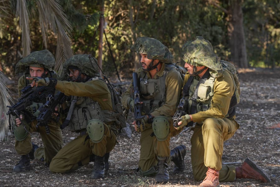 Des soldats israéliens dans une zone de rassemblement près de la frontière israélienne avec le Liban, dans le nord d'Israël, le 8 novembre 2023. (Photo : Ayal Margolin/Flash90)