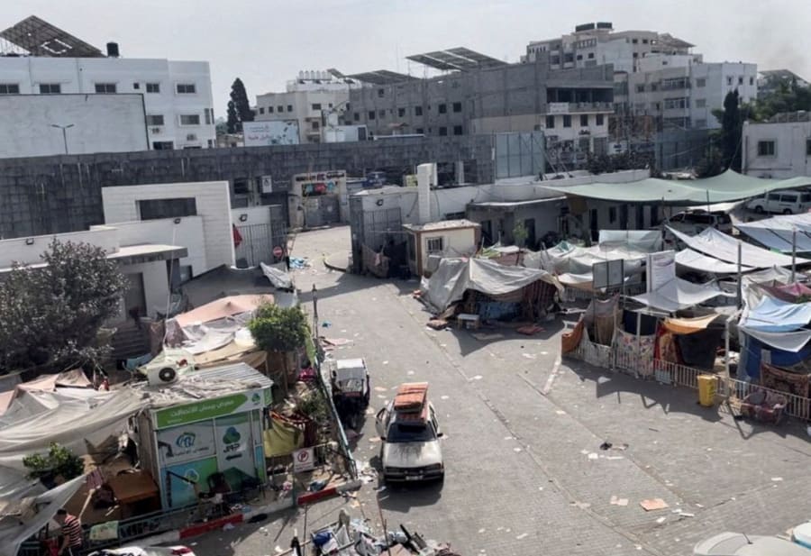 Complejo hospitalario de Shifa durante la operación terrestre israelí alrededor del hospital, en la ciudad de Gaza el 12 de noviembre de 2023. (Foto: Ahmed El Mokhallalati/via REUTERS)