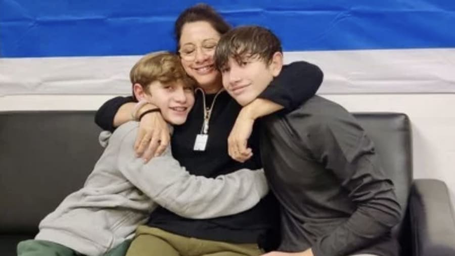 Renana se reúne con sus hijos, Yagil y Or, tras ser liberados del cautiverio de Hamás (Foto: Facebook)