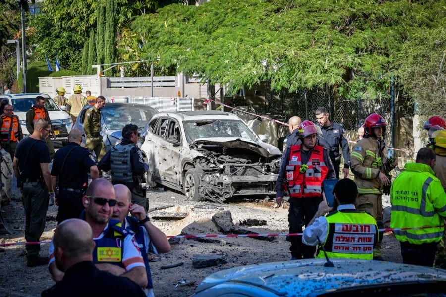 Fuerzas de seguridad y rescate israelíes en el lugar donde cayó un cohete disparado desde la Franja de Gaza por terroristas palestinos, impactó y causó daños en la ciudad de Holon, 11 de diciembre de 2023. (Foto: Avshalom Sassoni/Flash90)