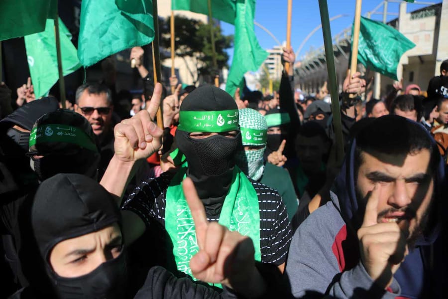 Partidarios de Hamás participan en una protesta en apoyo de la población de Gaza en Hebrón, Cisjordania, 15 de diciembre de 2023. (Foto: Wisam Haslmaoun/Flash90)