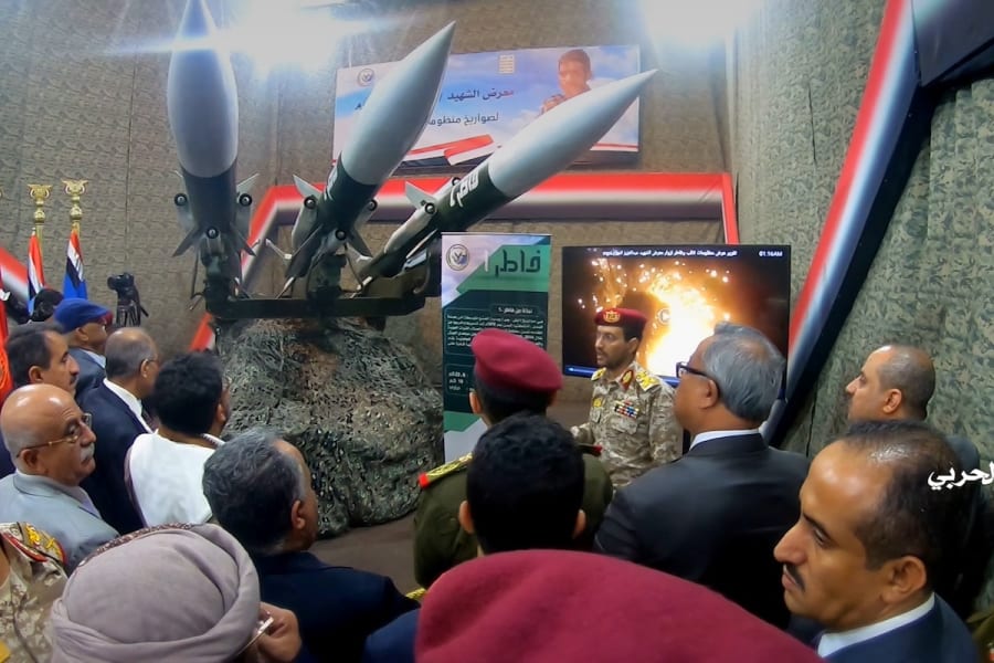 Des responsables houthis se rassemblent autour de missiles sol-air lors d'une exposition dans un lieu non identifié du Yémen, sur cette photo non datée diffusée par le Bureau des médias houthis le 23 février 2020. (Photo : Houthi Media Office/Handout via REUTERS)