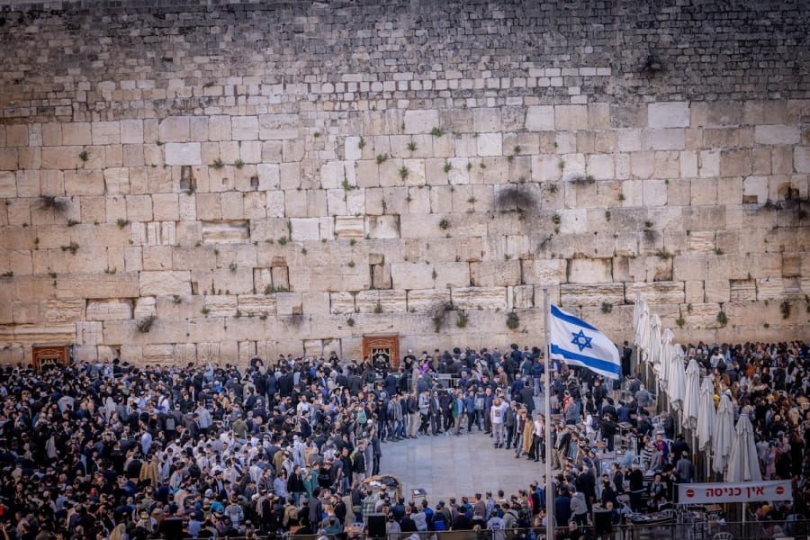Israelis attend a prayer for the return of the hostages held by Hamas terrorists in the Gaza Strip, at the Western Wall, Judaism's holiest prayer site in the Old City of Jerusalem, March 21, 2024. (Photo: Chaim Goldberg/Flash90)