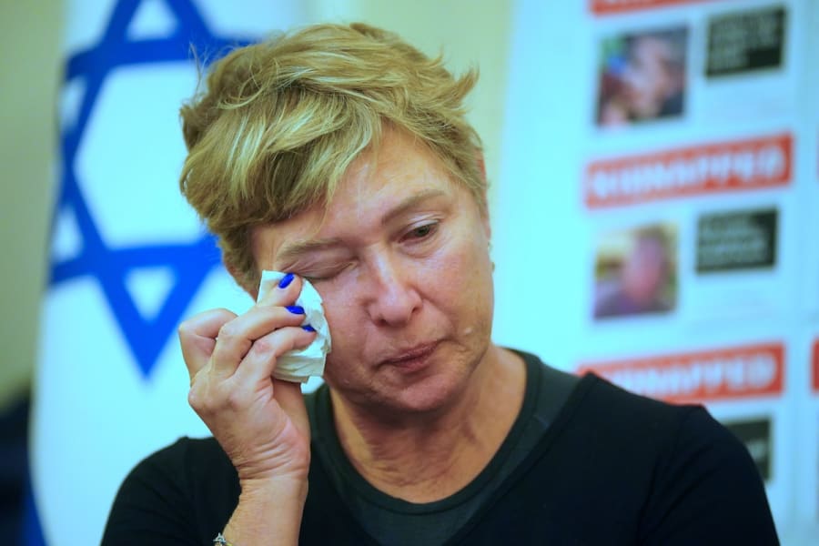 2023년 11월 20일 런던 이스라엘 대사관에서 이스라엘 인질 요탐 하임의 어머니 아이리스 하임이 기자회견을 하고 있다. (사진: 로이터를 통한 PA 이미지)