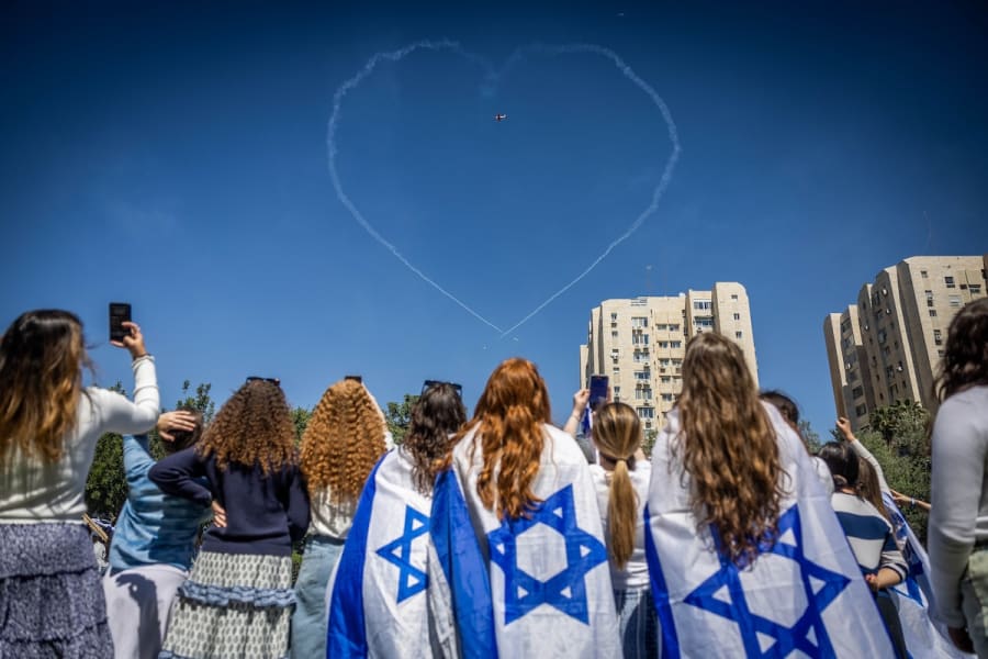 2023년 4월 26일, 예루살렘의 사커(Saker) 공원에서 사람들이 이스라엘 제75주년 독립기념일 행사의 일환으로 열린 군사 에어쇼를 관람하고 있다. (사진: 요나탄 신델/플래시90)