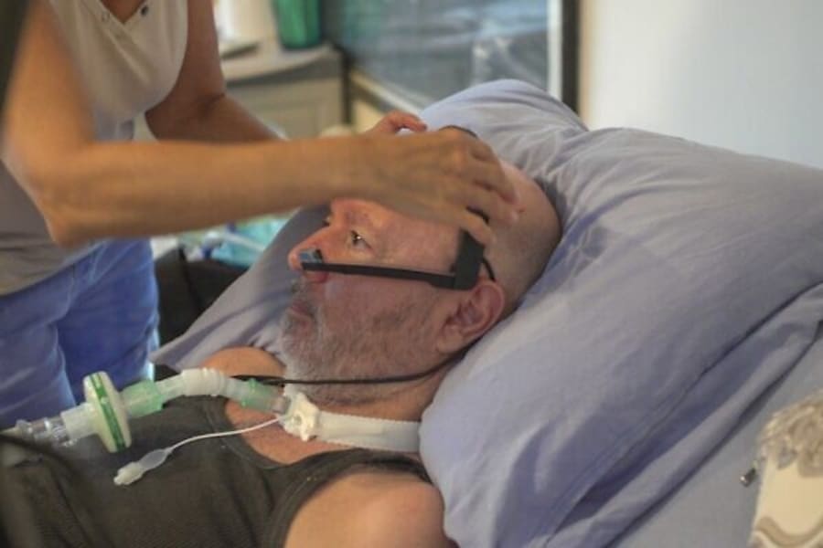 Un dispositif EyeControl appliqué à un patient. (Photo : EyeControl)