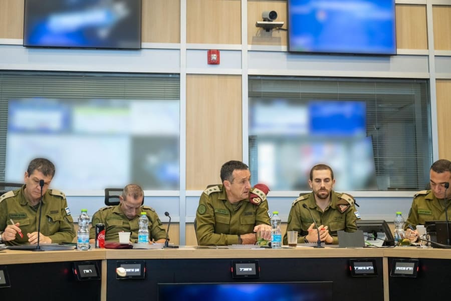2024년 8월 12일, 헤르지 할레비 IDF 참모총장 중장이 상황 평가를 하고 있다 (사진: IDF)