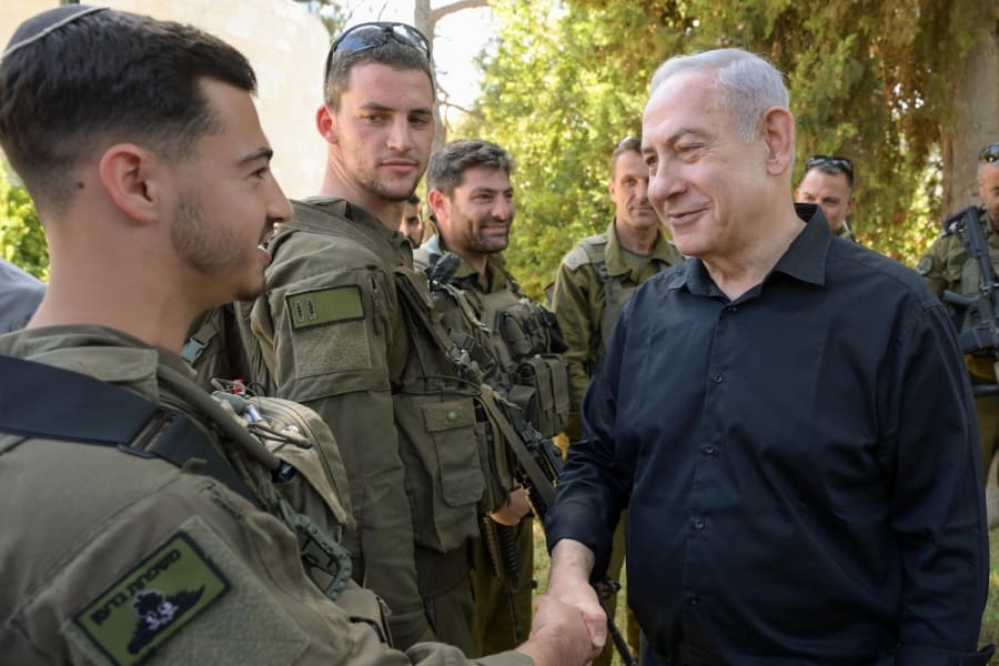 베냐민 네타냐후 이스라엘 총리가 2024년 8월 28일 이스라엘 북부 국경에서 IDF 병사들을 만나고 있다. (사진: GPO/마얀 토아프)
