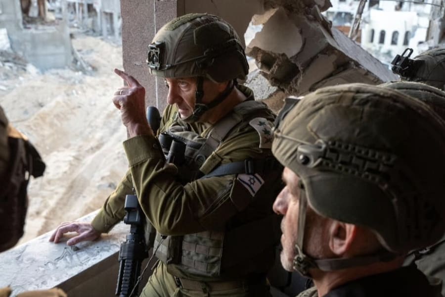 하마스 지도자 야흐야 신와르가 사망한 가자지구 현장에서 헤르지 할레비 IDF 참모총장 중장 (사진: IDF)