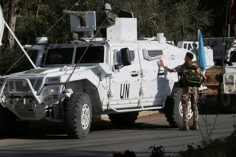 Un soldat de l'armée libanaise se tient près des véhicules des forces de maintien de la paix de l'ONU (FINUL) à Marjayoun, près de la frontière avec Israël, alors que les hostilités se poursuivent entre le Hezbollah et les forces israéliennes, au Sud-Liban, le 29 octobre 2024. (Photo : REUTERS/Karamallah Daher)