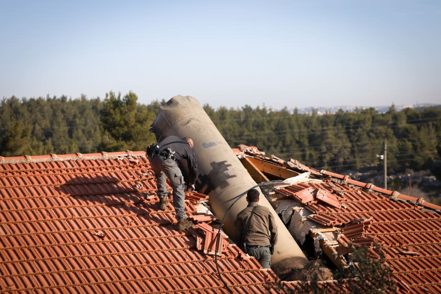 Israeli security forces at the scene where fragments of a Ballistic missile fired by Houthis damaged a home in the Jerusalem area, January 14, 2025. (Photo: Chaim Goldberg/Flash90)