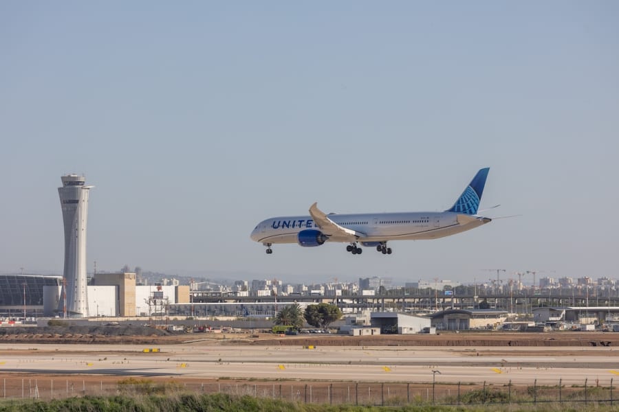A United Airlines flight lands at Ben Gurion International Airport. March 31, 2025. (Photo: Yossi Aloni/Flash90)