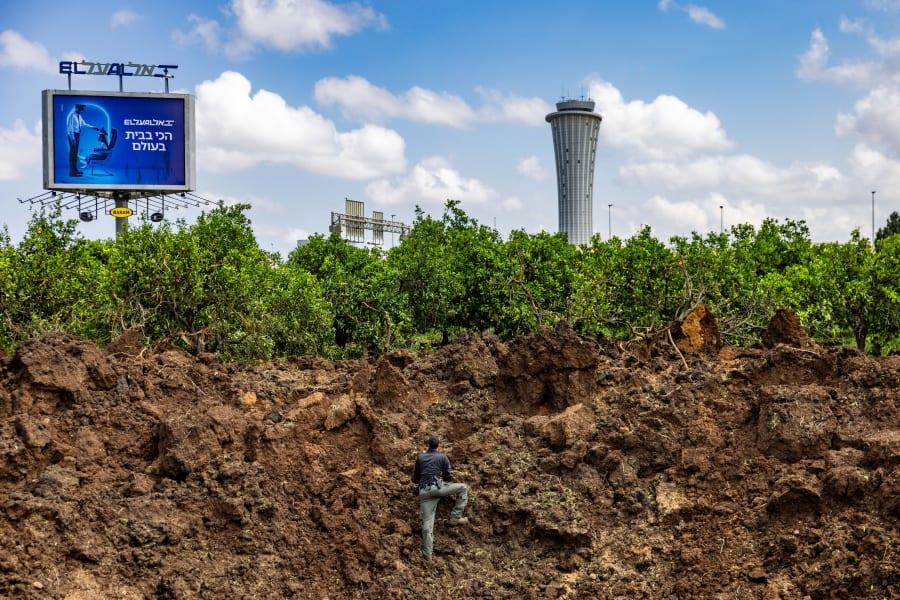 2025년 5월 4일, 예멘에서 발사된 미사일이 벤구리온 공항 지역을 타격한 현장에 있는 이스라엘 보안군. 사진: 차임 골드버그/플래시90