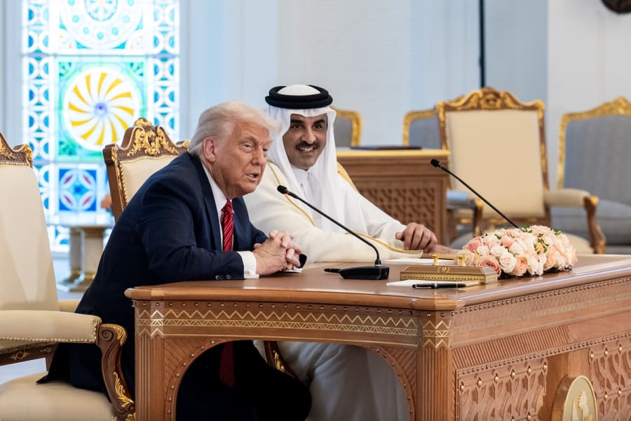 US President Donald Trump signs economic agreements with Qatari Emir Sheikh Tamim bin Hamad Al-Thani, May 15, 2025 (Photo: White House)
