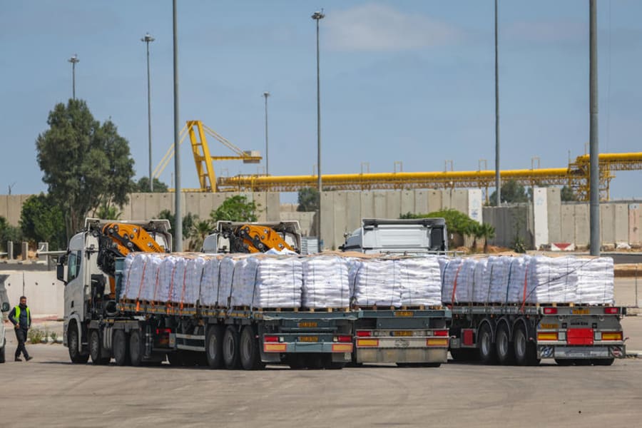Lastwagen mit humanitären Hilfsgütern vor der Einfahrt in den Gazastreifen, auf der israelischen Seite der Grenze zum Gazastreifen, 19. Mai 2025. (Foto von Flash90)