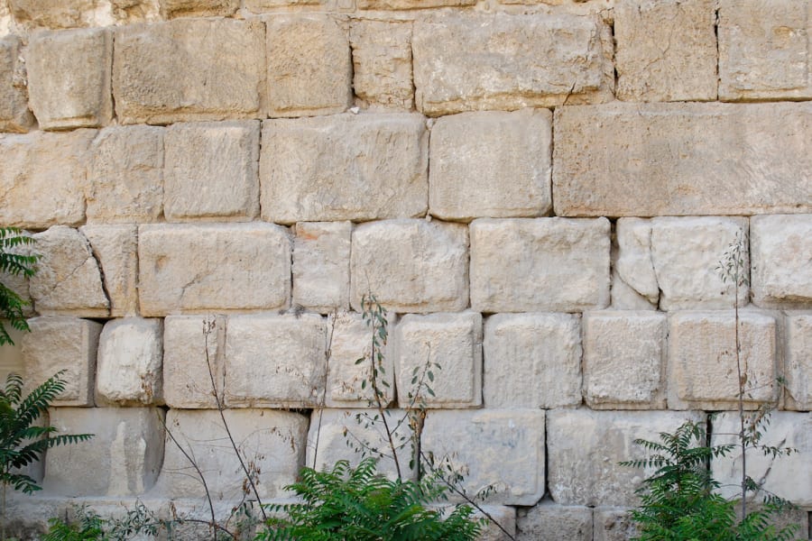 헤롯 시대 이전의 성전 산 돌(사진: Todd Bolen/BiblePlaces.com).