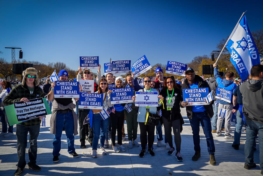 Des partisans d'Israël participent à un rassemblement appelant à la libération des personnes enlevées par les terroristes du Hamas et soutenant l'État d'Israël, sur le National Mall à Washington, D.C., le 14 novembre 2023. (Photo : Shay Shohat/Flash90)