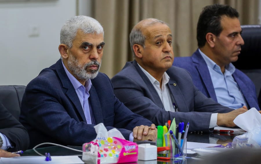 Yahya Sinwar, líder del movimiento islamista palestino Hamás, celebra una reunión con miembros de facciones palestinas en la oficina del presidente de Hamás en la ciudad de Gaza, el 13 de abril de 2022. (Foto: Attia Muhammed/Flash90)