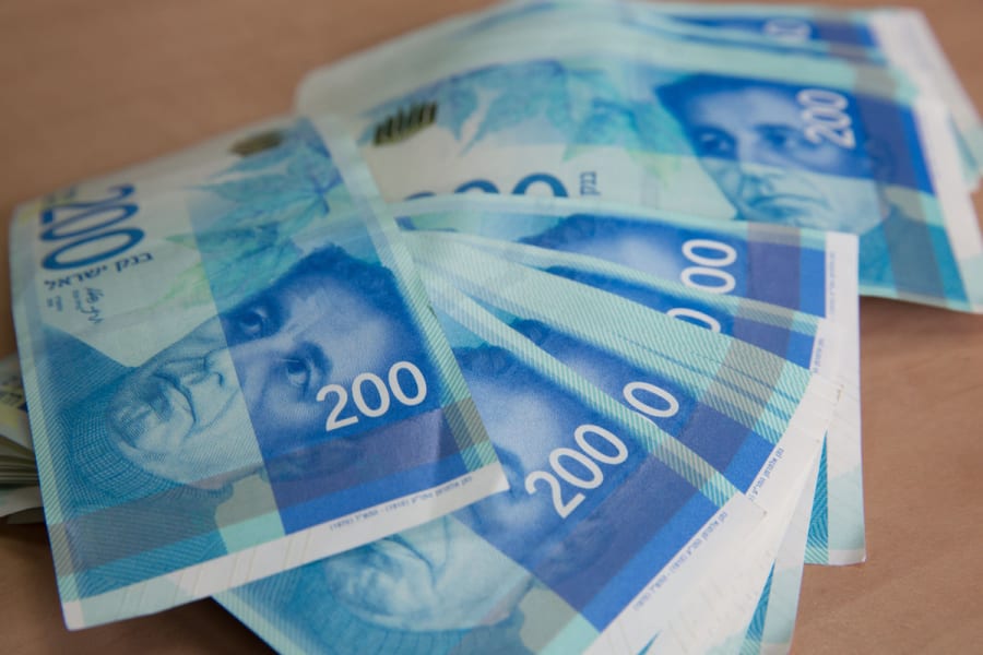 Illustration photo of the 200 New Israeli Shekel bill, Feb. 7, 2016. (Photo: Nati Shohat/Flash90)