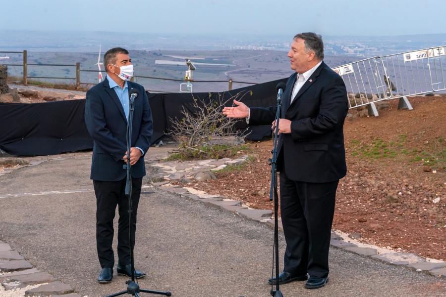U.S. Secretary of State Mike Pompeo (l) on an unprecedented visit to the Golan Heights with Israeli Foreign Minister Gabi Ashkenazi on Nov. 19. (Photo: Reuters)