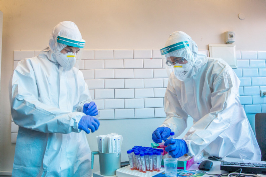 Clalit Health care workers take test samples of Israelis to check if they have been infected with the Coronavirus in a testing center, in Modiin Illit on September 22, 2020. Photo by Yossi Aloni/Flash90
