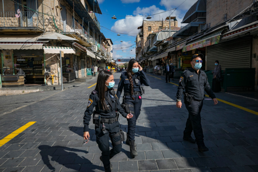 Police patrol the Mahane Yehuda Market in Jerusalem during a nationwide lockdown. (Photo: Olivier Fitoussi/Flash90)