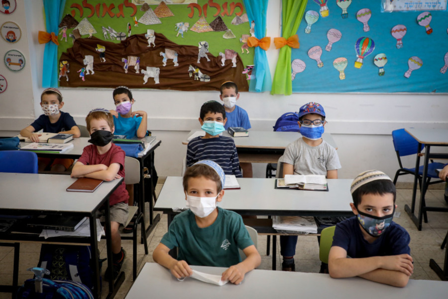 After a national lockdown, students arrive to class ahead of the opening of the school at Orot Etzion School on Nov. 1, 2020. (Photo: Gershon Elinson/Flash90)