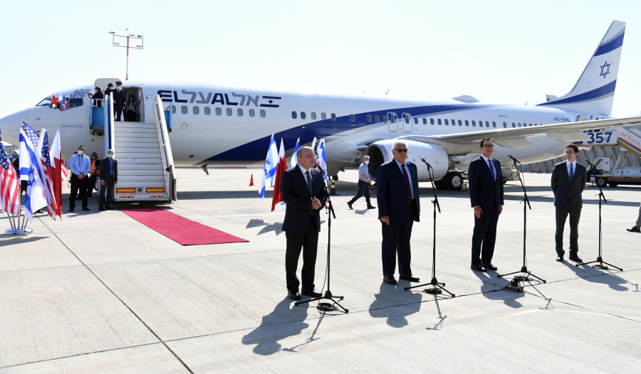Israeli National Security Adviser Meir Ben-Shabbat (L) and US officials make statements at Ben Gurion Airport ahead of the first direct Israel-Bahrain passenger flight. October 18, 2020 (Haim Tzach/GPO)