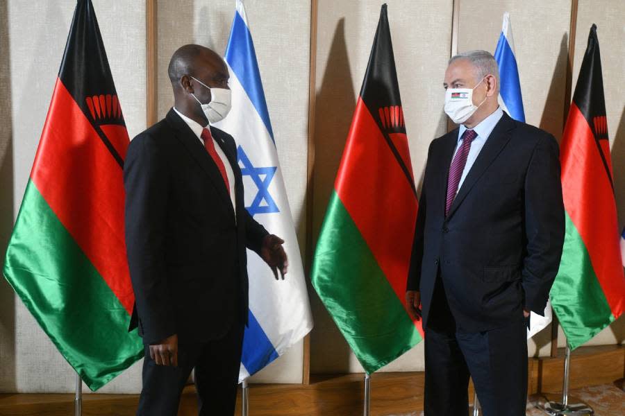 Prime Minister Benjamin Netanyahu met with the Foreign Minister of Malawi, Eisenhower Mkaka, in Jerusalem, Nov. 5, 2020 (Photo: Haim Zahh, GPO)
