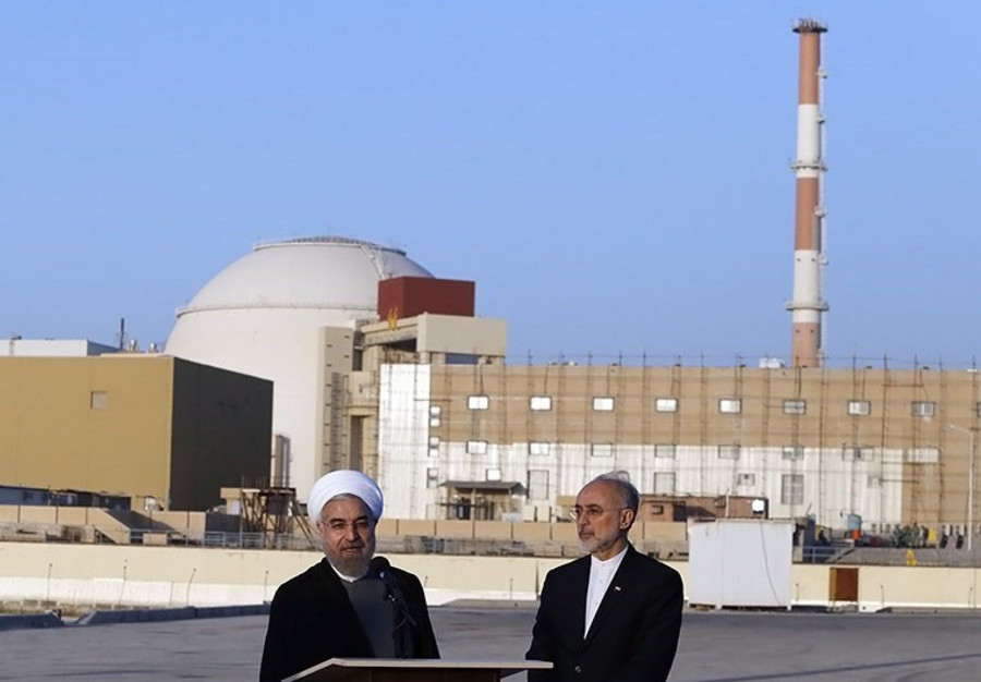 Iranian President Hassan Rouhani and Head of the Atomic Energy Organization of Iran (AEOI) Ali Akbar Salehi in Bushehr Nuclear Plant, Jan. 13, 2015 (Photo: Hossein Heidarpour/Wikimedia Commons)