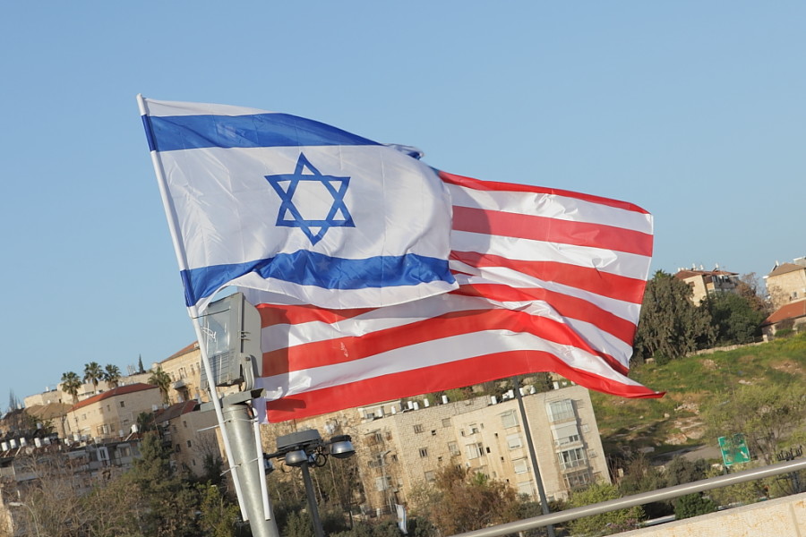 Israeli and American flags flying together in Jerusalem (Photo: Zeevveez/Wikimedia Commons)