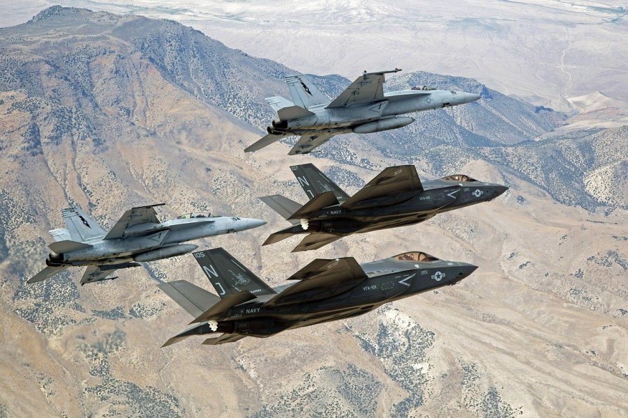 Military jets including F-35's above the desert (Photo: Pixabay)