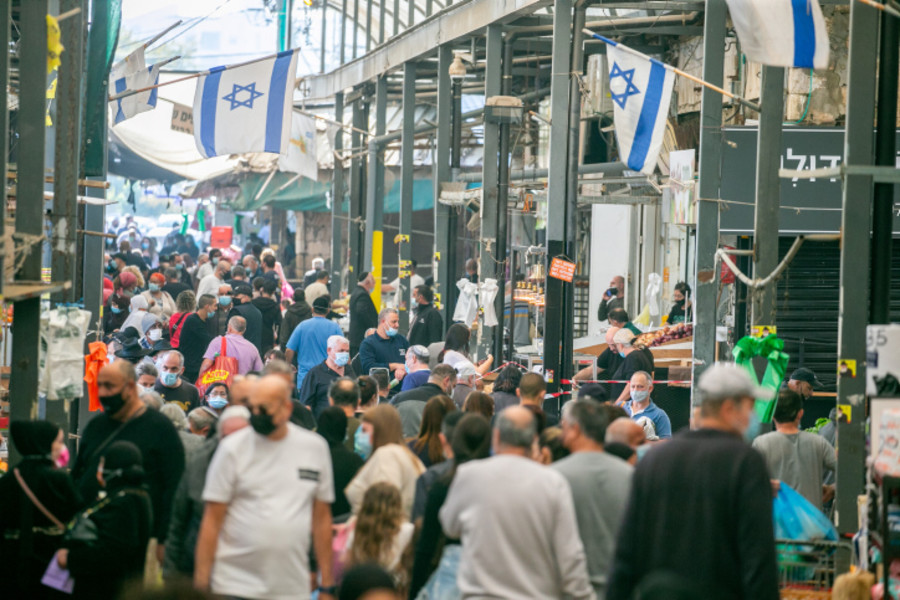 People shop at the at the market in Ramle, on Jan. 1, 2021, during the 3rd lockdown due to the COVID-19 coronavirus pandemic. (Photo: Yossi Aloni/Flash90)
