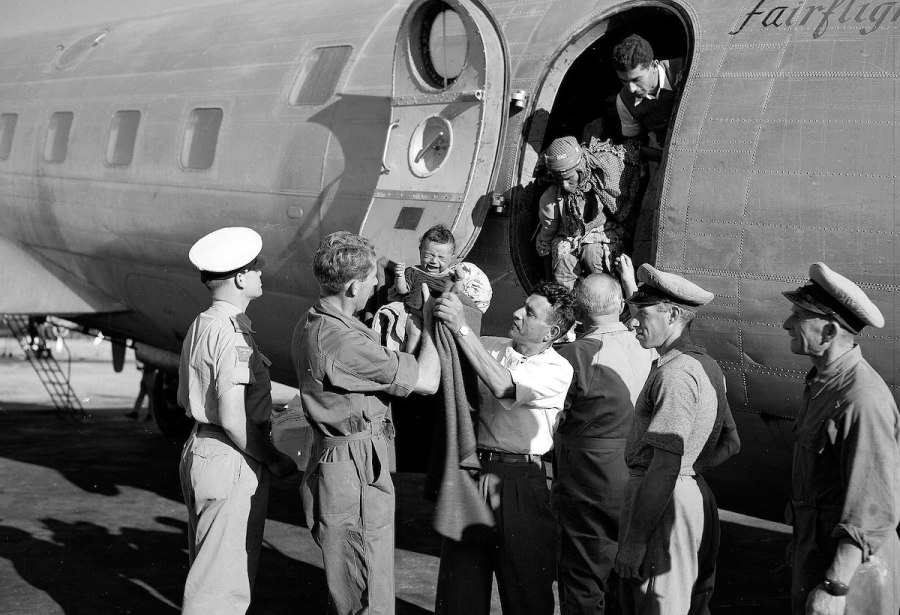 Jewish Agency representatives meeting Yemenite immigrants, upon arrival at Lod airport 1949. (Théodore Brauner/GPO)