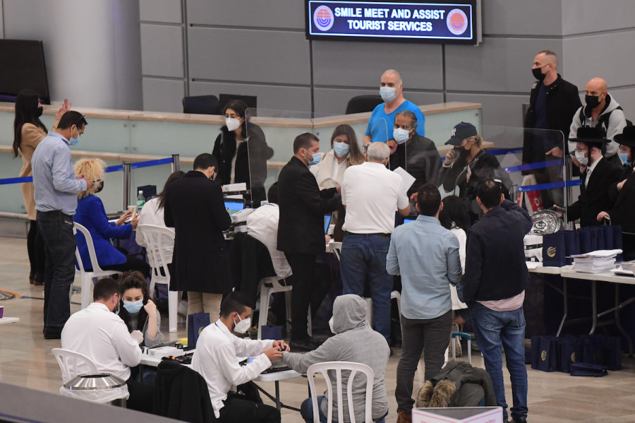 Passengers arriving at Ben Gurion Airport are given electronic monitors to wear during quarantine on March 1, 2021. (Photo: Tomer Neuberg/Flash90)