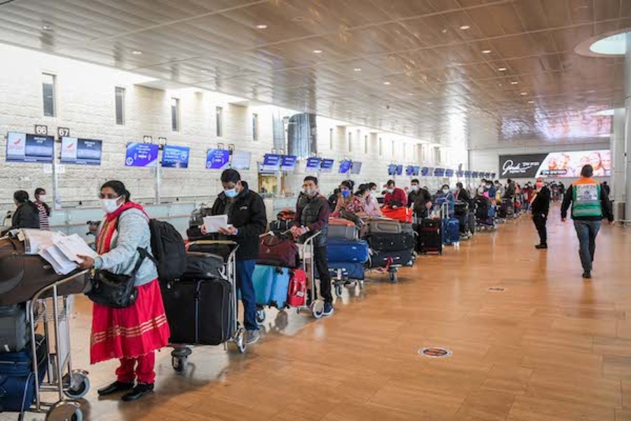 Passengers at the Ben-Gurion International Airport near Tel Aviv on March 8, 2021. (Photo: Flash90)