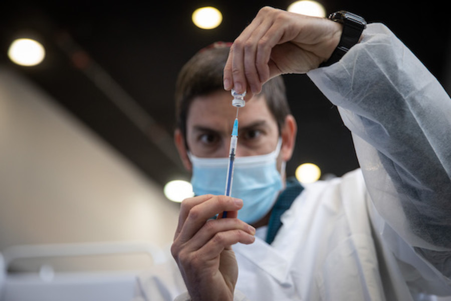 Medical worker prepares a COVID-19 vaccine injection at a vaccination center in Jerusalem on March 8, 2021. (Photo: Yonatan Sindel/Flash90)