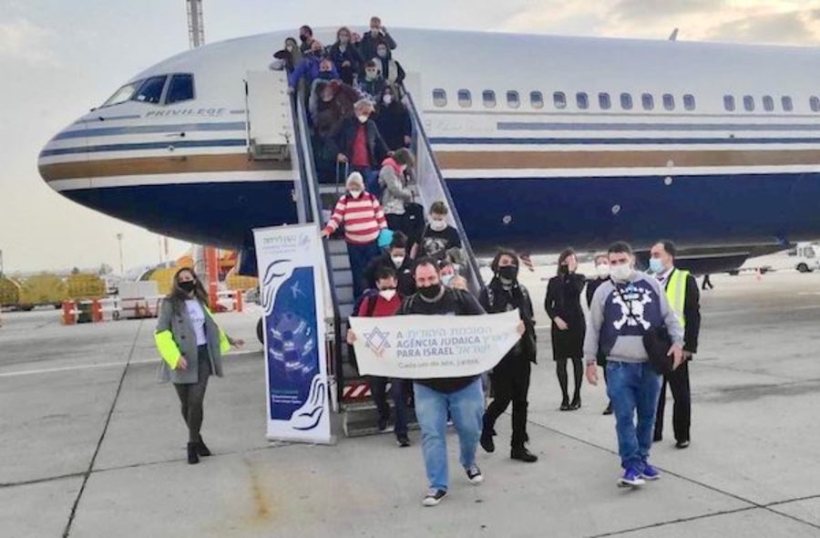Argentine Jews making aliyah get off the plane at Ben-Gurion Airport near Tel Aviv in 2020. (Photo: Jewish Agency for Israel)