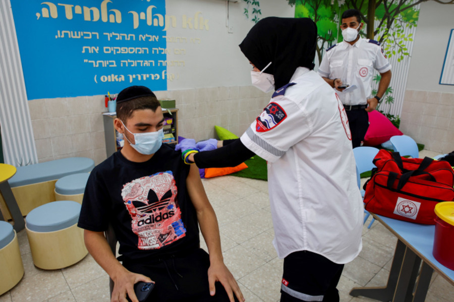 Israeli students receive Covid-19 vaccine injection, at Amal high school in the southern Israeli city of Beer Sheva, March 17, 2021. Photo by Flash90 Israeli students receive Covid-19 vaccine injection
