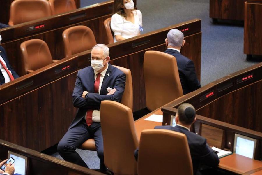 Defense Minister Benny Gantz and Prime Minister Benjamin Netanyahu face opposite directions as the 24th Knesset is sworn in, April 6, 2021. (Photo: Knesset Spokesperson)