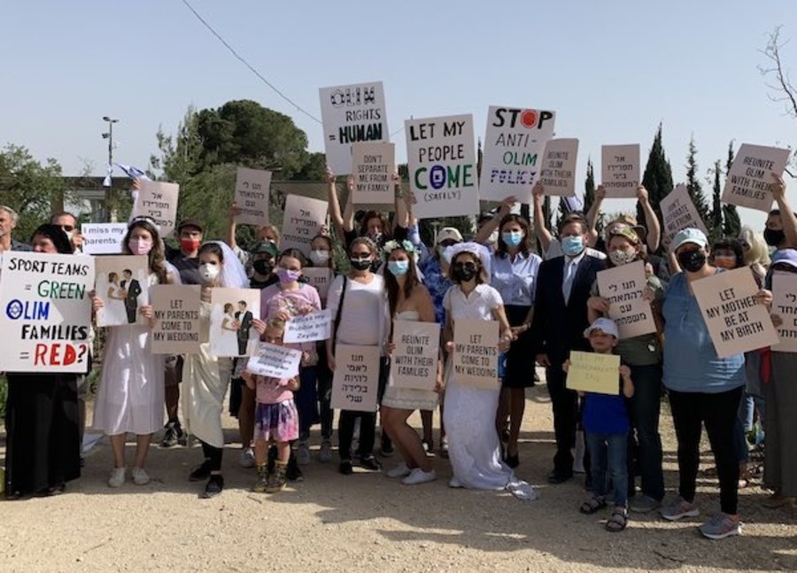 Outgoing MK Michal Cotler-Wunsh with immigrants demonstrating near the Knesset building in protest of the Israeli government's lack of policy regarding the entry of family members from abroad during the pandemic (Photo: Michal Cotler-Wunsh/Twitter)