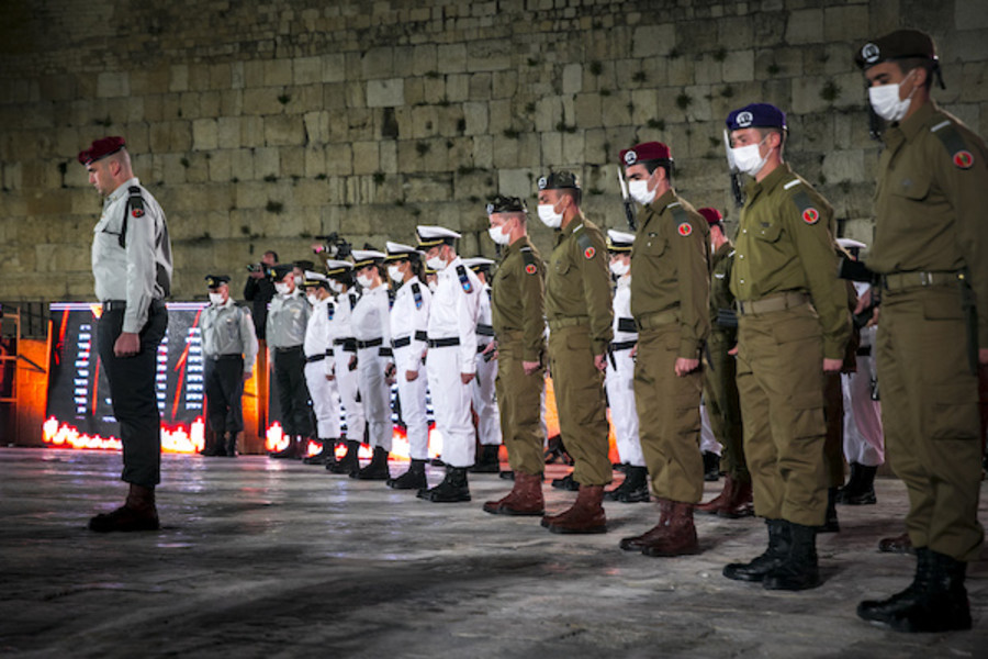 Israeli soldiers stand still during the ceremony marking Remembrance Day for Israel's fallen soldiers and victims of terror, at the Western Wall in Jerusalem's Old City, on April 13, 2021. (Photo: Olivier Fitoussi/Flash90)