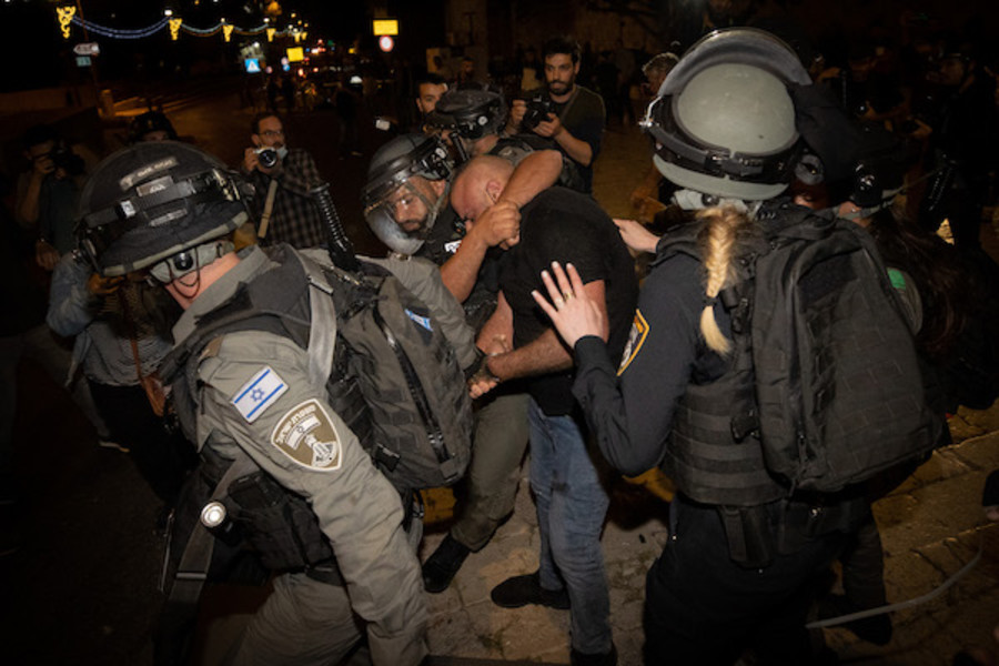 Israeli police officers clash with Arabs outside the Damascus Gate in Jerusalem's Old City, during the holy Muslim month of Ramadan. April 24, 2021. (Photo: Yonatan Sindel/Flash90)