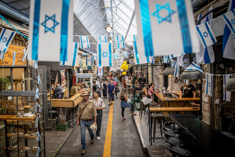 People shop at the Mahane Yehuda market in Jerusalem on April 18, 2021. (Photo: Yonatan Sindel/Flash90)