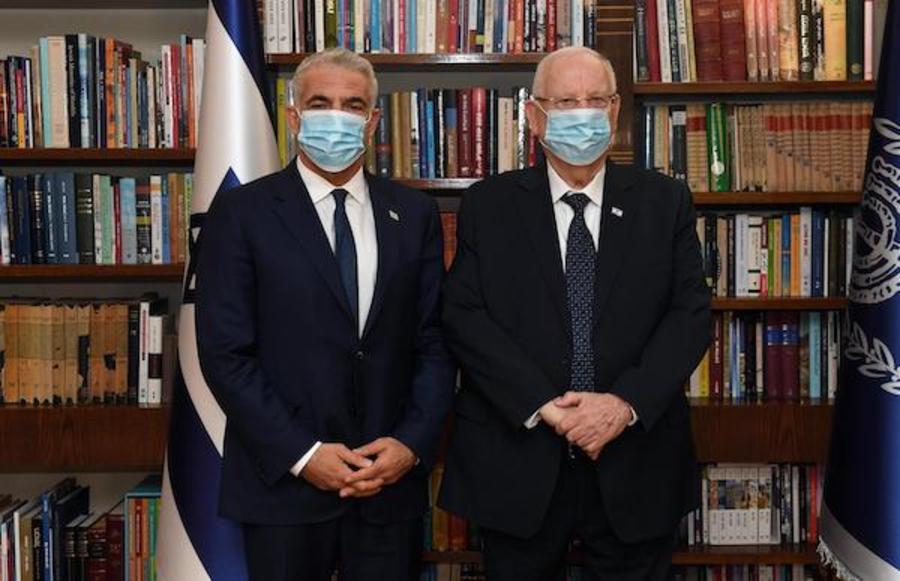 Yair Lapid with President Reuven Rivlin, May 5, 2021 (Photo: Haim Zach/GPO)