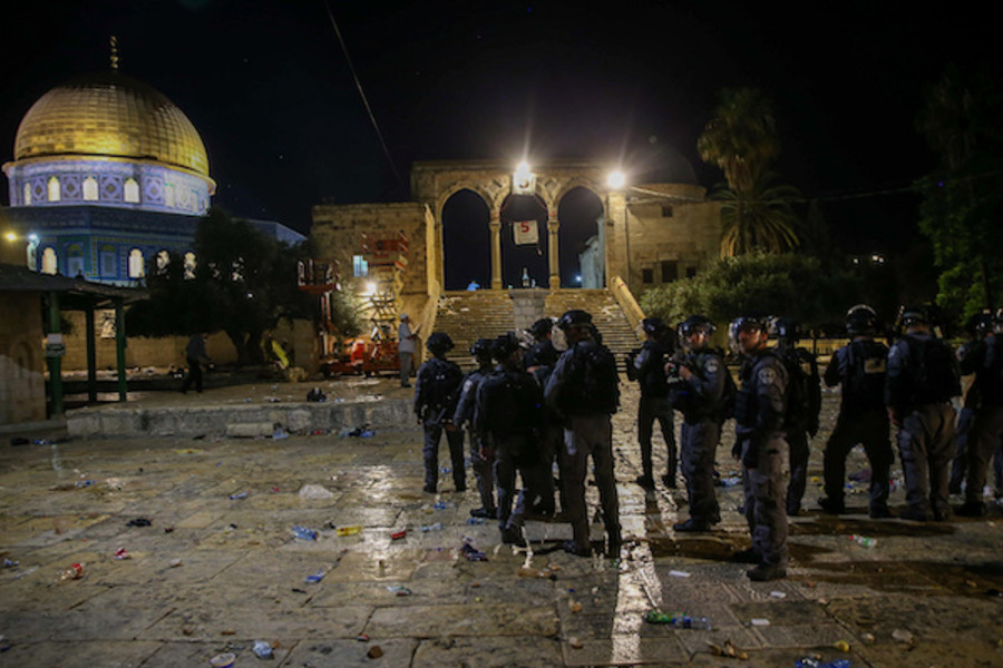 Israeli riot police clash with Palestinian worshippers at the al-Aqsa Mosque compound in the Old City of Jerusalem on May 7, 2021. (Photo: Jamal Awad/Flash90)