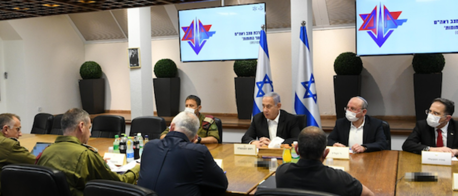 Prime Minister Netanyahu meets with Israel’s defense minister, IDF Chief-of-Staff, and other national security officials in war room in Tel Aviv. (Photo: Amos Ben-Gershom, GPO)