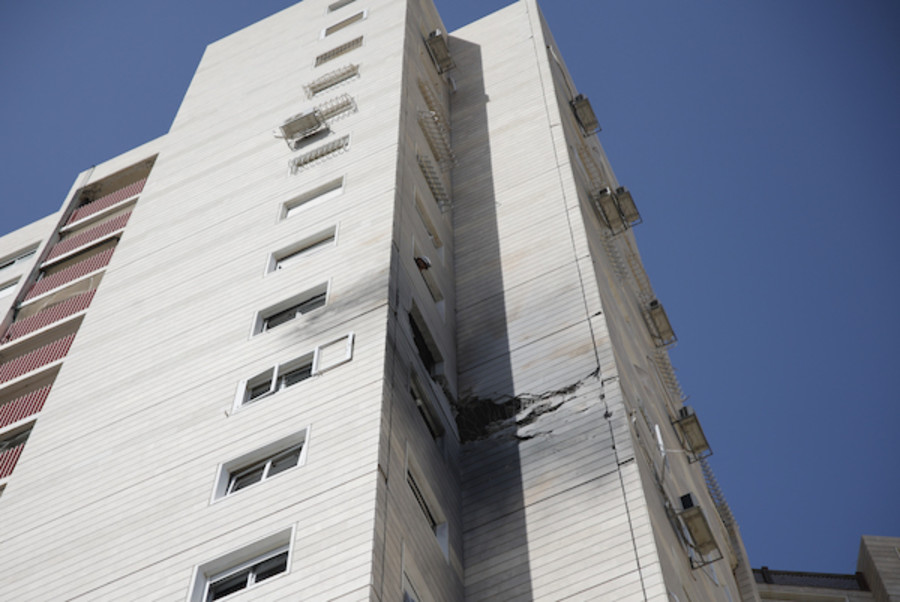 The scene where a rocket fired from the Gaza Strip hit a house in the southern Israeli city of Ashkelon, killing one elderly woman, May 11, 2021. (Photo: Flash90)