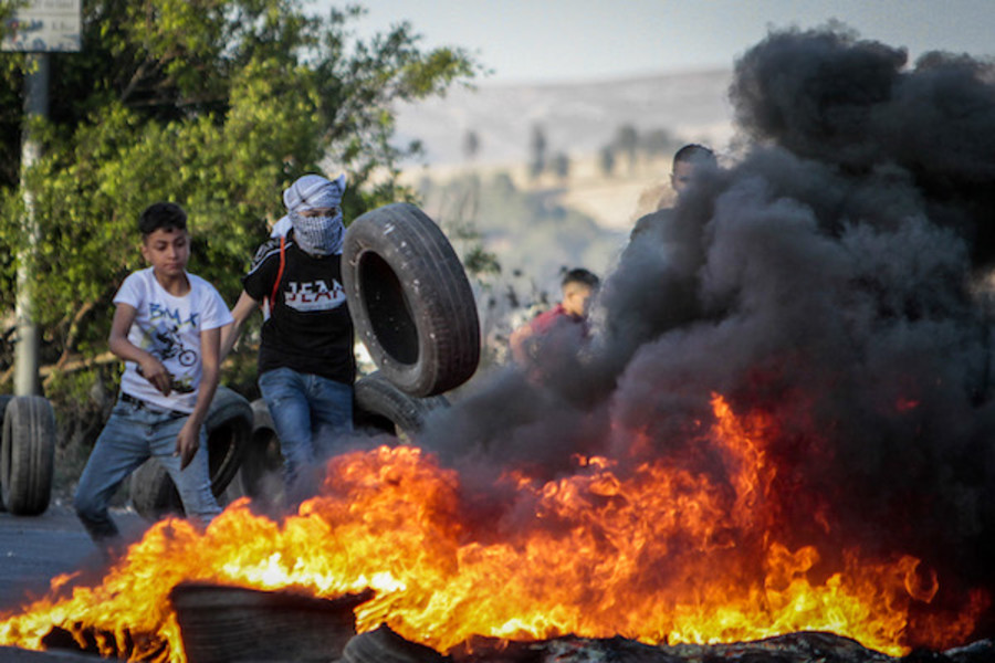 Palestinian protesters clash with Israeli security forces at demonstrations near the Hawara checkpoint, south of the West Bank city of Nablus May 17, 2021. (Photo: Nasser Ishtayeh/Flash90)