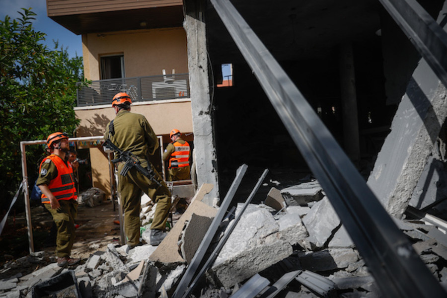 Rescue personnel and Israeli Home Front command at the scene where a rocket from Gaza hit a house in the southern Israeli city of Ashkelon, May 20, 2021. (Photo: Yonatan Sindel/Flash90)